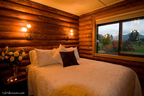 Tutaki Bedroom in cabins